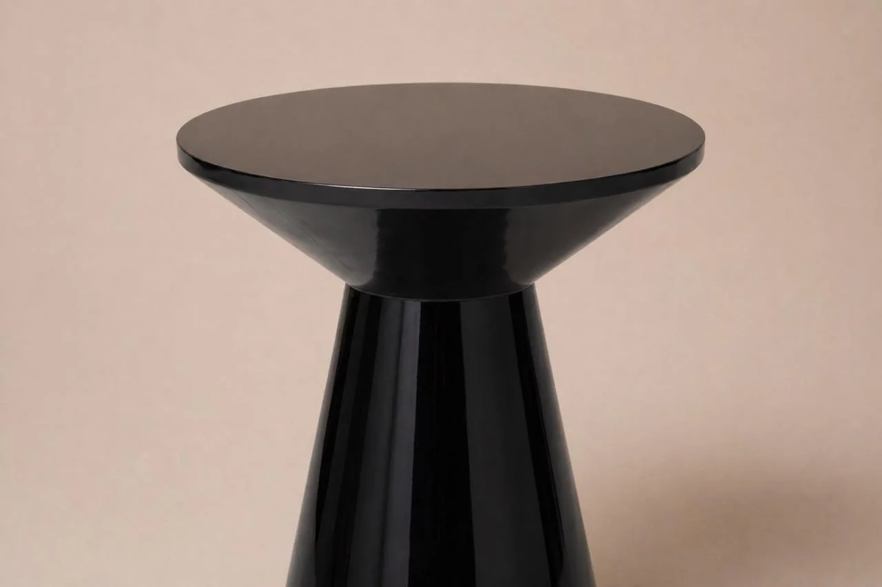 Sculptural side table - view 2
