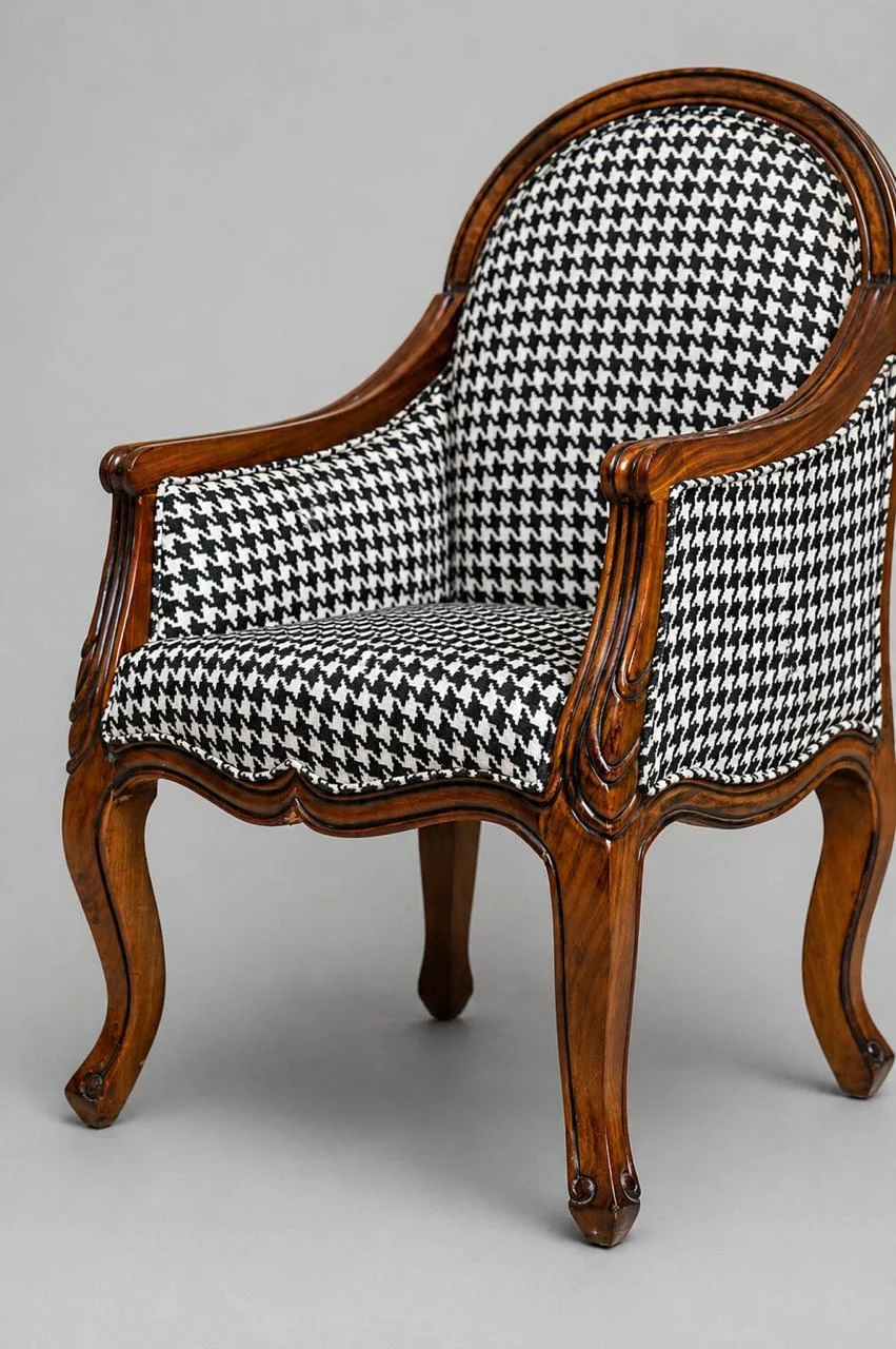 Classic patterned armchair - view 3