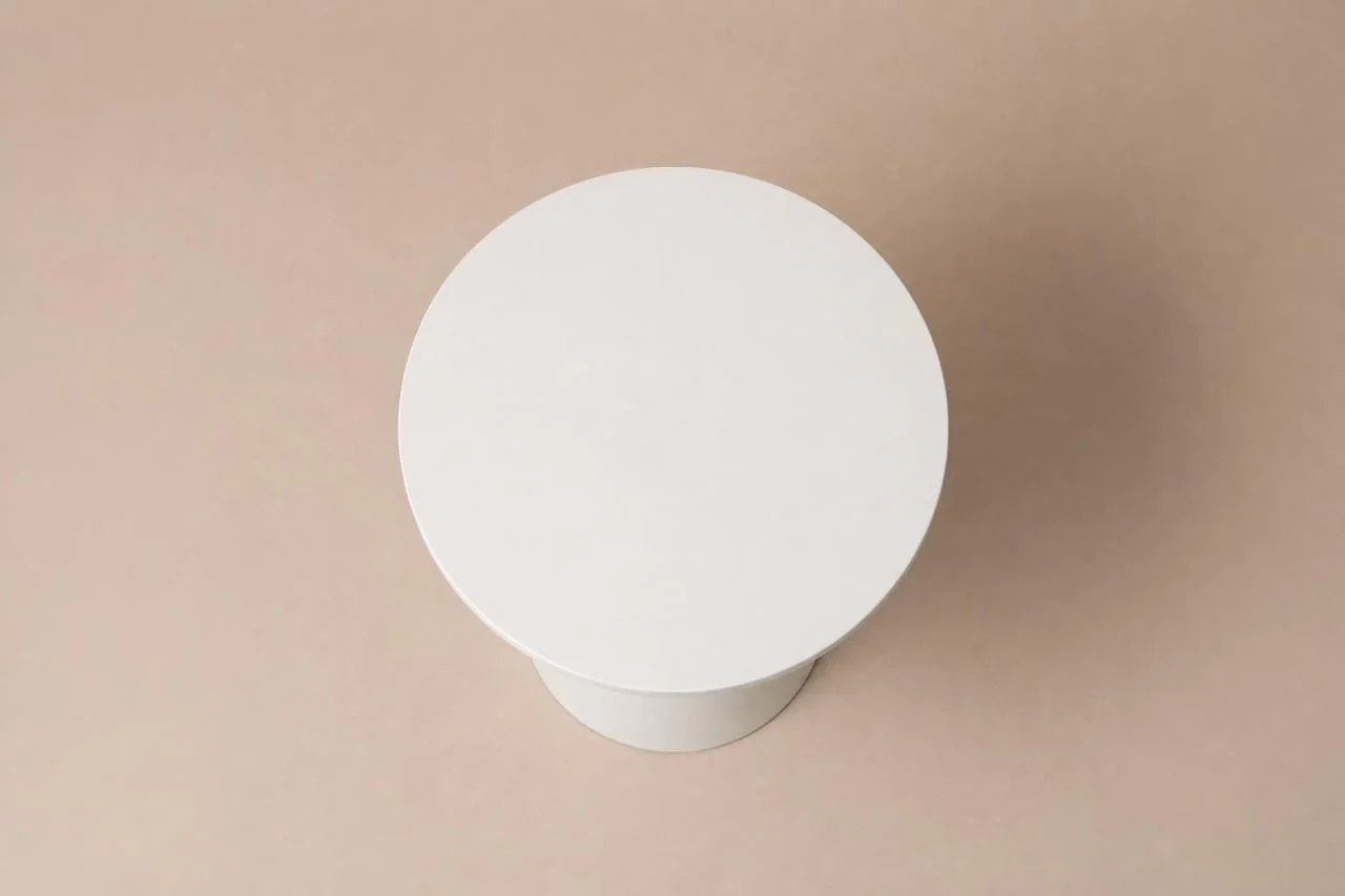 Round pedestal table